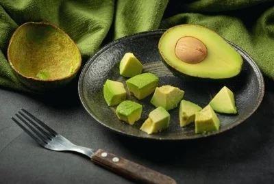 Ce contine fructul de avocado?